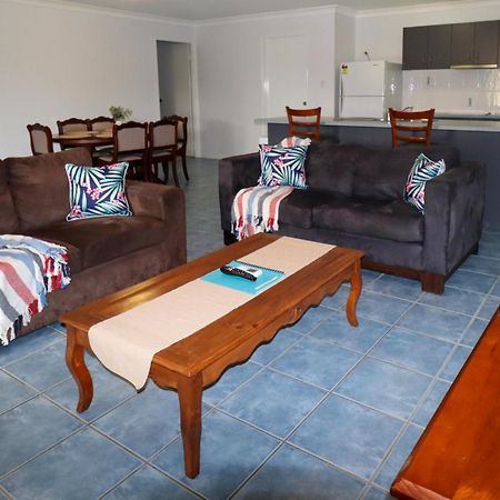 Blk Stays Guest House Deluxe Units Morayfield الغرفة الصورة